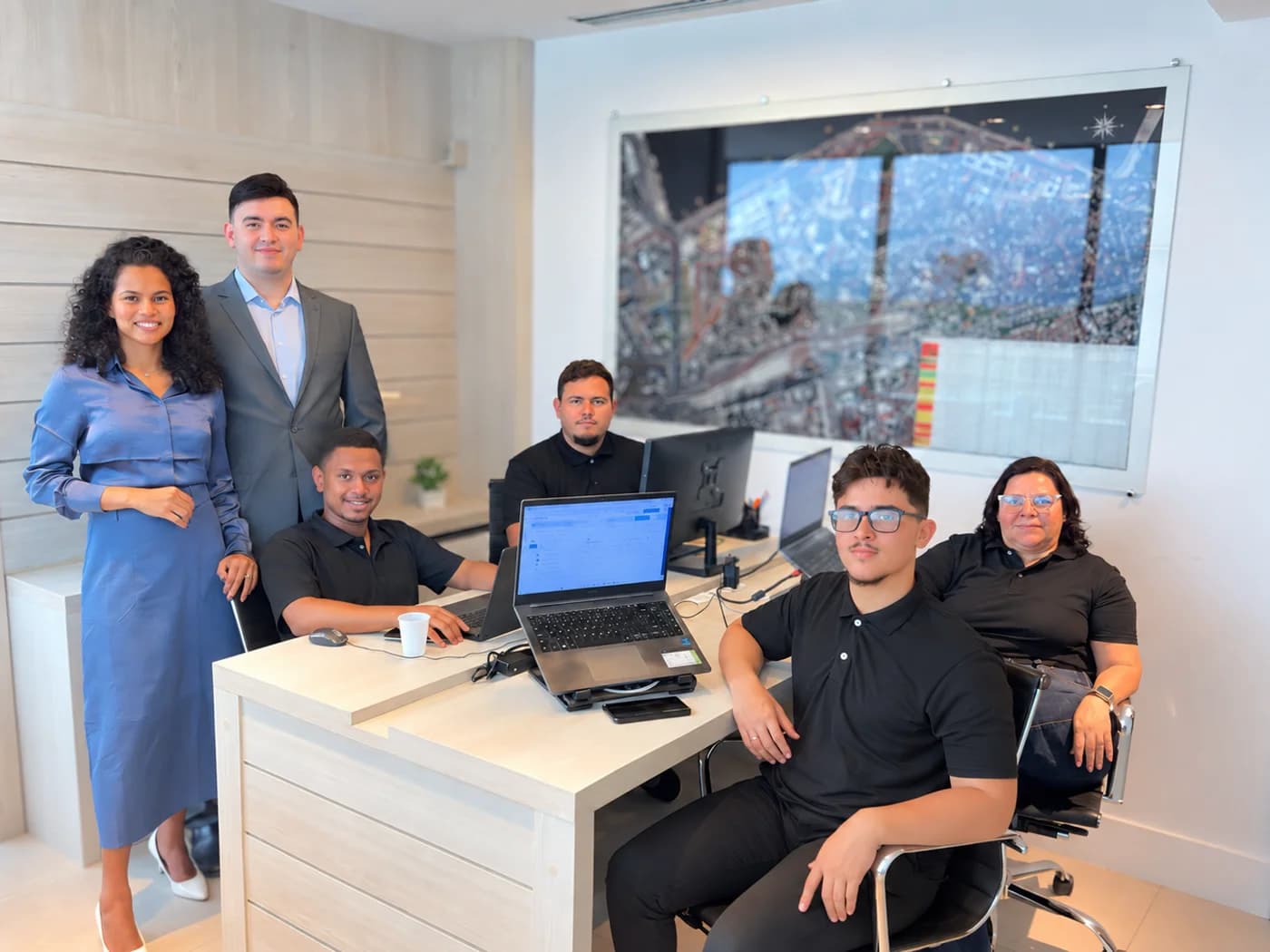 Equipe da Verax Systems reunida no escritório